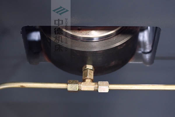 ZDPE8025高精度液压挠度弥补，高品德油缸，有用弥补中心地位角度误差.jpg